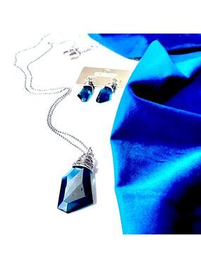 CHICO’s Silver Wire-Wrapped Blue Crystal Pendant Necklace | NWOT